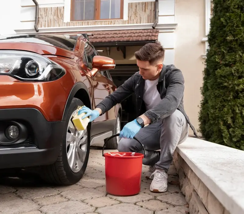 Lavage auto à domicile Saint-Sandoux : professionnel intervenant sur un véhicule